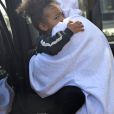 Kim Kardashian, cachée par ses vêtements, et sa fille North sortent de son appartement à New York, le 6 octobre 2016.