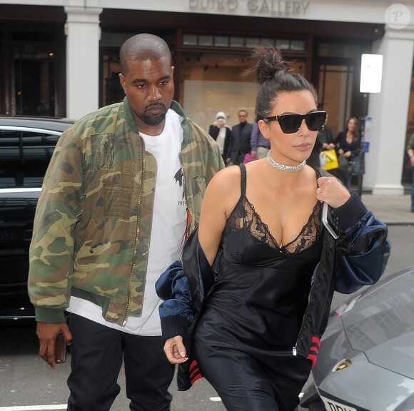 Kim Kardashianet Kanye West se rendent dans un restaurant de Londres le 21 mai 2016.