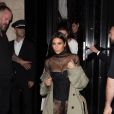 Kim Kardashian et Kendall Jenner sortant de la fête d'anniversaire de Mario Dedivanovic, maquilleur de Kim Kardashian au restaurant Kinu à Paris, le 1er octobre 2016.