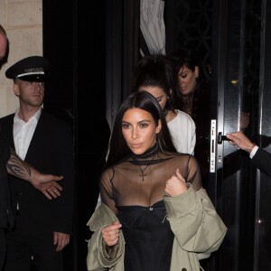 Kim Kardashian et Kendall Jenner sortant de la fête d'anniversaire de Mario Dedivanovic, maquilleur de Kim Kardashian au restaurant Kinu à Paris, le 1er octobre 2016.