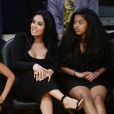Vanessa Bryant et ses filles  Natalia Diamante et Gianna Maria-Onore regardent Kobe Bryant jouer avec les Lakers pour le dernier match de sa carrière, au Staples Center de Los Angeles, le 15 avril 2016.