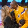 Kobe Bryant embrasse sa femme Vanessa avant un match des Lakers contre Oklahoma City Thunder au Staples Center de Los Angeles, le 19 novembre 2014.