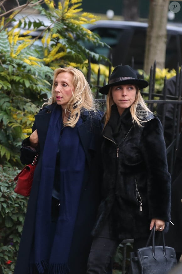 Sylvie Elias et sa fille Déborah Marshall aux obsèques de Michèle Morgan en l'église Saint-Pierre de Neuilly-sur-Seine, le 23 décembre 2016.
