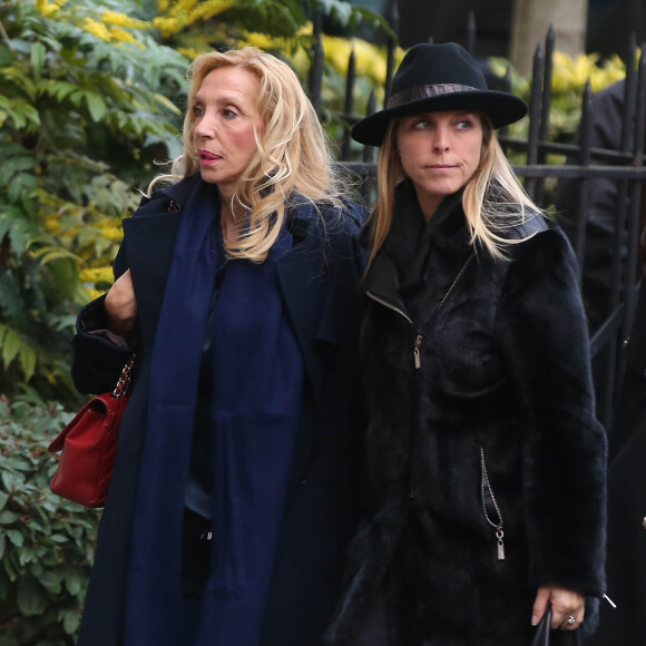 Sylvie Elias et sa fille Déborah Marshall aux obsèques de Michèle Morgan en l'église Saint-Pierre de Neuilly-sur-Seine, le 23 décembre 2016.