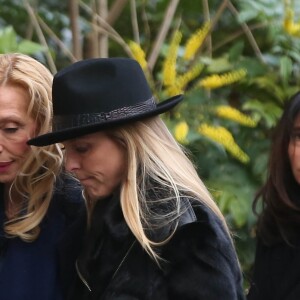 Sylvie Elias avec sa fille Déborah Marshall aux obsèques de Michèle Morgan en l'église Saint-Pierre de Neuilly-sur-Seine, le 23 décembre 2016