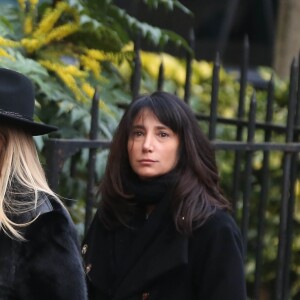 Sylvie Elias avec sa fille Déborah Marshall aux obsèques de Michèle Morgan en l'église Saint-Pierre de Neuilly-sur-Seine, le 23 décembre 2016.