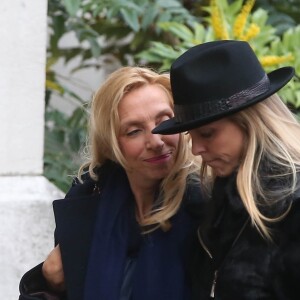 Sylvie Elias avec sa fille Déborah Marshall aux obsèques de Michèle Morgan en l'église Saint-Pierre de Neuilly-sur-Seine, le 23 décembre 2016.