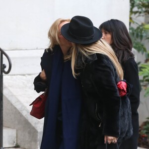 Sylvie Elias avec sa fille Déborah Marshall aux obsèques de Michèle Morgan en l'église Saint-Pierre de Neuilly-sur-Seine, le 23 décembre 2016.