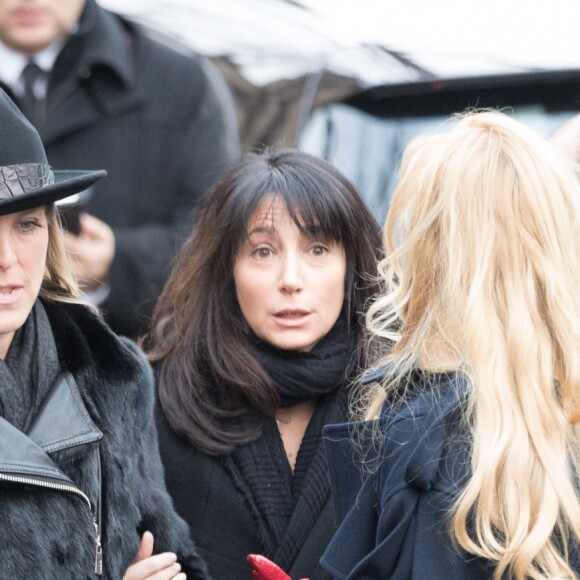 Sylvie Elias avec sa fille Déborah Marshall aux obsèques de Michèle Morgan en l'église Saint-Pierre de Neuilly-sur-Seine, le 23 décembre 2016.