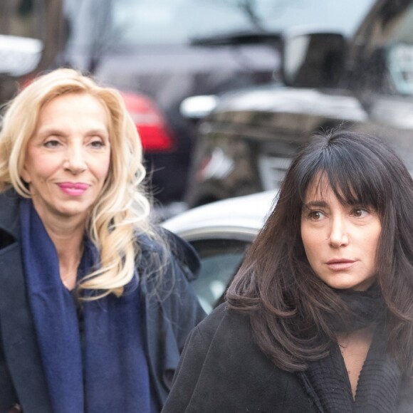 Sylvie Elias avec sa fille Déborah Marshall aux obsèques de Michèle Morgan en l'église Saint-Pierre de Neuilly-sur-Seine, le 23 décembre 2016.