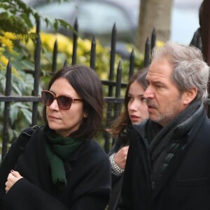 Christopher Thompson et sa femme Géraldine Pailhas aux obsèques de Michèle Morgan en l'église Saint-Pierre de Neuilly-sur-Seine, le 23 décembre 2016.