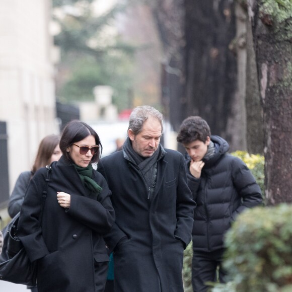 Christopher Thompson et sa femme Géraldine Pailhas aux obsèques de Michèle Morgan en l'église Saint-Pierre de Neuilly-sur-Seine, le 23 décembre 2016.