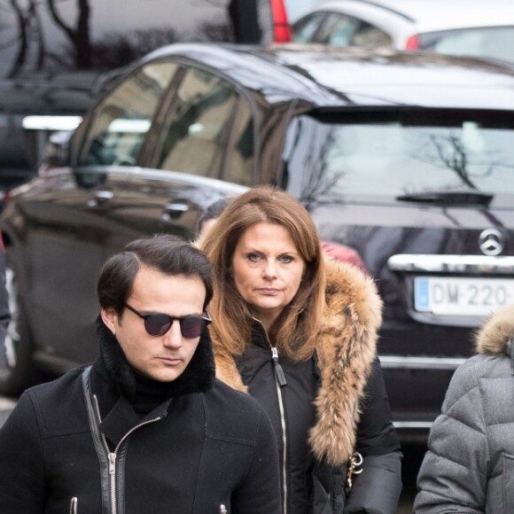 François, arrière petit-fils de Michèle Morgan, Samantha Marshall, petite-fille de Michèle Morgan, et Alexandre, arrière petit-fils de Michèle Morgan aux obsèques de Michèle Morgan en l'église Saint-Pierre de Neuilly-sur-Seine, le 23 décembre 2016.