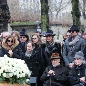 Paul Roussel (le frère de Michèle Morgan), Hélène Roussel (la soeur de Michèle Morgan), Sylvie Elias, Sarah Marshall, William Marshall, Déborah Marshall, Samantha Marshall et Isabelle lors des obsèques de Michèle Morgan, enterrée au côté de son compagnon Gérard Oury, au cimetière du Montparnasse. Paris, le 23 décembre 2016.