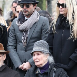 Paul Roussel (le frère de Michèle Morgan), Hélène Roussel (la soeur de Michèle Morgan), Sarah Marshall, William Marshall et Déborah Marshall lors des obsèques de Michèle Morgan, enterrée au côté de son compagnon Gérard Oury, au cimetière du Montparnasse. Paris, le 23 décembre 2016.