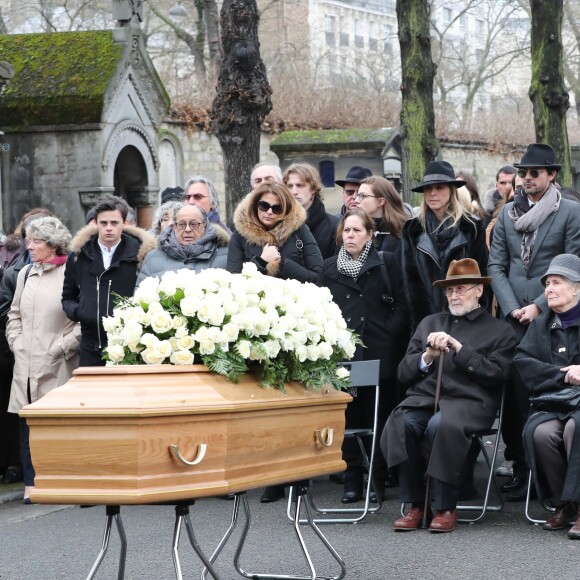 Paul Roussel (le frère de Michèle Morgan), Hélène Roussel (la soeur de Michèle Morgan), Sylvie Elias, Sarah Marshall, William Marshall, Déborah Marshall, Samantha Marshall et Isabelle lors des obsèques de Michèle Morgan, enterrée au côté de son compagnon Gérard Oury, au cimetière du Montparnasse. Paris, le 23 décembre 2016.