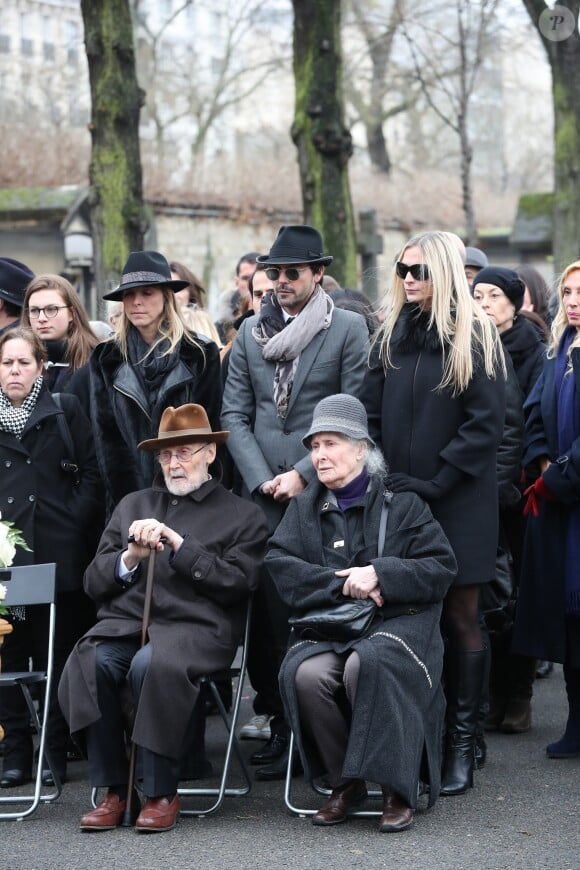 Paul Roussel (le frère de Michèle Morgan), Hélène Roussel (la soeur de Michèle Morgan), Sarah Marshall, William Marshall et Déborah Marshall lors des obsèques de Michèle Morgan, enterrée au côté de son compagnon Gérard Oury, au cimetière du Montparnasse. Paris, le 23 décembre 2016.