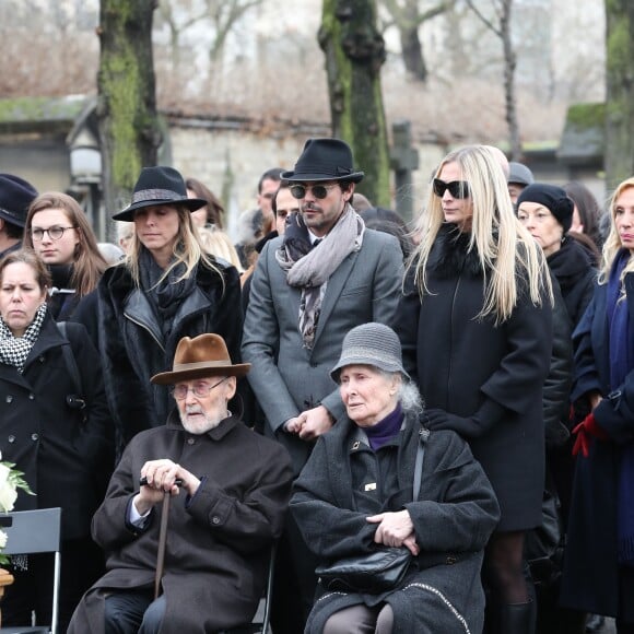 Paul Roussel (le frère de Michèle Morgan), Hélène Roussel (la soeur de Michèle Morgan), Sarah Marshall, William Marshall et Déborah Marshall lors des obsèques de Michèle Morgan, enterrée au côté de son compagnon Gérard Oury, au cimetière du Montparnasse. Paris, le 23 décembre 2016.