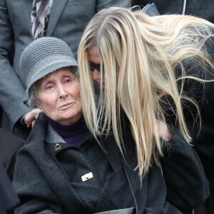 Hélène Roussel (la soeur de Michèle Morgan) et Sarah Marshall lors des obsèques de Michèle Morgan, enterrée au côté de son compagnon Gérard Oury, au cimetière du Montparnasse. Paris, le 23 décembre 2016.