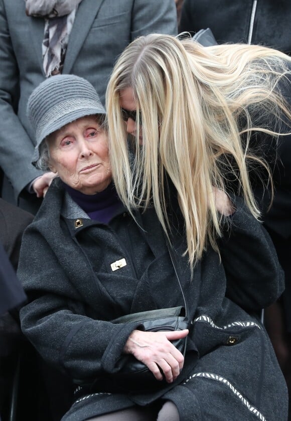 Hélène Roussel (la soeur de Michèle Morgan) et Sarah Marshall lors des obsèques de Michèle Morgan, enterrée au côté de son compagnon Gérard Oury, au cimetière du Montparnasse. Paris, le 23 décembre 2016.