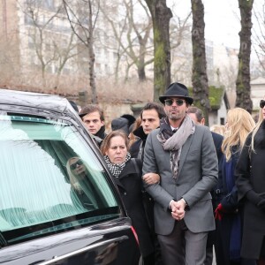 Sarah Marshall, William Marshall, Charlotte Messica (arrière petite-fille de Michèle Morgan) et Isabelle, lors des obsèques de Michèle Morgan, enterrée au côté de son compagnon Gérard Oury, au cimetière du Montparnasse. Paris, le 23 décembre 2016.