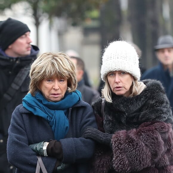 Danièle Thompson et sa fille Caroline lors des obsèques de Michèle Morgan, enterrée au côté de son compagnon Gérard Oury, au cimetière du Montparnasse. Paris, le 23 décembre 2016.
