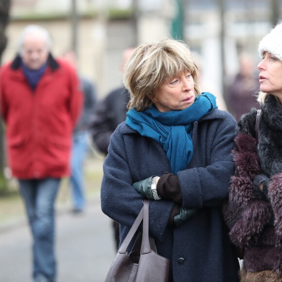 Danièle Thompson et sa fille Caroline lors des obsèques de Michèle Morgan, enterrée au côté de son compagnon Gérard Oury, au cimetière du Montparnasse. Paris, le 23 décembre 2016.