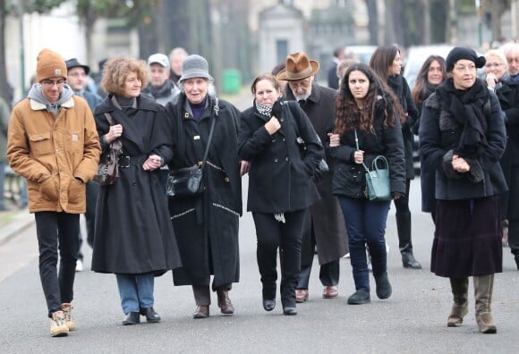 Isabelle, Hélène Roussel (la soeur de Michèle Morgan) et Paul Roussel (le frère de Michèle Morgan) lors des obsèques de Michèle Morgan, enterrée au côté de son compagnon Gérard Oury, au cimetière du Montparnasse. Paris, le 23 décembre 2016.