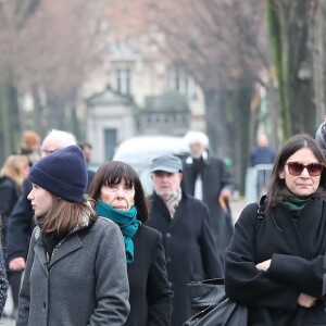 Albert Koskas, Christopher Thompson avec sa compagne Géraldine Pailhas et leurs enfants, Nicolas Messica (arrière petit-fils de Michèle Morgan) lors des obsèques de Michèle Morgan, enterrée au côté de son compagnon Gérard Oury, au cimetière du Montparnasse. Paris, le 23 décembre 2016.