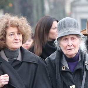 Hélène Roussel (la soeur de Michèle Morgan) et Paul Roussel (le frère de Michèle Morgan) lors des obsèques de Michèle Morgan, enterrée au côté de son compagnon Gérard Oury, au cimetière du Montparnasse. Paris, le 23 décembre 2016.