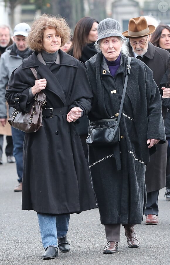 Hélène Roussel (la soeur de Michèle Morgan) et Paul Roussel (le frère de Michèle Morgan) lors des obsèques de Michèle Morgan, enterrée au côté de son compagnon Gérard Oury, au cimetière du Montparnasse. Paris, le 23 décembre 2016.