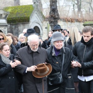 Samantha Marshall, Déborah Marshall, Isabelle, Paul Roussel (le frère de Michèle Morgan), Hélène Roussel (la soeur de Michèle Morgan) et Nicolas Messica (arrière petit-fils de Michèle Morgan) lors des obsèques de Michèle Morgan, enterrée au côté de son compagnon Gérard Oury, au cimetière du Montparnasse. Paris, le 23 décembre 2016.