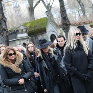 Samantha Marshall, Déborah Marshall, Sarah Marshall, William Marshall, Isabelle et Paul Roussel (le frère de Michèle Morgan) lors des obsèques de Michèle Morgan, enterrée au côté de son compagnon Gérard Oury, au cimetière du Montparnasse. Paris, le 23 décembre 2016.