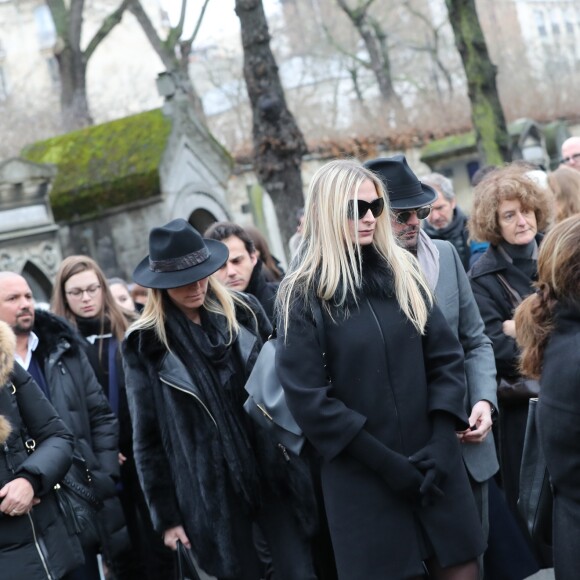 Samantha Marshall, Déborah Marshall, Sarah Marshall, William Marshall, Isabelle et Paul Roussel (le frère de Michèle Morgan) lors des obsèques de Michèle Morgan enterrée au côté de son compagnon Gérard Oury, au cimetière du Montparnasse. Paris, le 23 décembre 2016.
