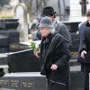 Hélène Roussel (la soeur de Michèle Morgan), François, arrière petit-fils de Michèle Morgan lors des obsèques de Michèle Morgan, enterrée au côté de son compagnon Gérard Oury, au cimetière du Montparnasse. Paris, le 23 décembre 2016.