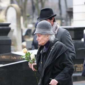 Hélène Roussel (la soeur de Michèle Morgan), François, arrière petit-fils de Michèle Morgan lors des obsèques de Michèle Morgan, enterrée au côté de son compagnon Gérard Oury, au cimetière du Montparnasse. Paris, le 23 décembre 2016.