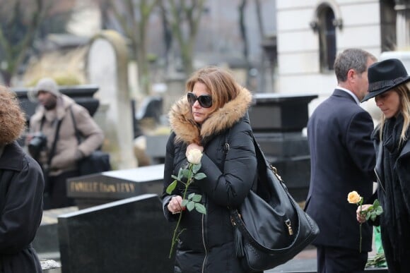 Samantha Marshall et Déborah Marshall lors des obsèques de Michèle Morgan, enterrée au côté de son compagnon Gérard Oury, au cimetière du Montparnasse. Paris, le 23 décembre 2016.