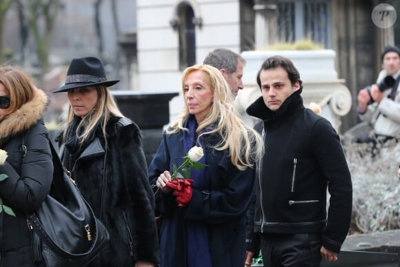 Sylvie Elias avec sa fille Déborah Marshall et François Messica (arrière petit-fils de Michèle Morgan) lors des obsèques de Michèle Morgan, enterrée au côté de son compagnon Gérard Oury, au cimetière du Montparnasse. Paris, le 23 décembre 2016.