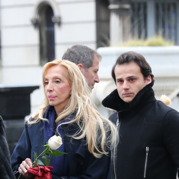 Sylvie Elias avec sa fille Déborah Marshall et François Messica (arrière petit-fils de Michèle Morgan) lors des obsèques de Michèle Morgan, enterrée au côté de son compagnon Gérard Oury, au cimetière du Montparnasse. Paris, le 23 décembre 2016.