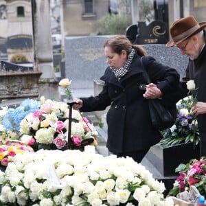 Paul Roussel (le frère de Michèle Morgan) et Isabelle lors des obsèques de Michèle Morgan, enterrée au côté de son compagnon Gérard Oury, au cimetière du Montparnasse. Paris, le 23 décembre 2016.