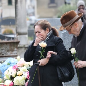 Paul Roussel (le frère de Michèle Morgan) et Isabelle lors des obsèques de Michèle Morgan, enterrée au côté de son compagnon Gérard Oury, au cimetière du Montparnasse. Paris, le 23 décembre 2016.