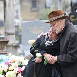 Paul Roussel (le frère de Michèle Morgan) et Isabelle lors des obsèques de Michèle Morgan, enterrée au côté de son compagnon Gérard Oury, au cimetière du Montparnasse. Paris, le 23 décembre 2016.