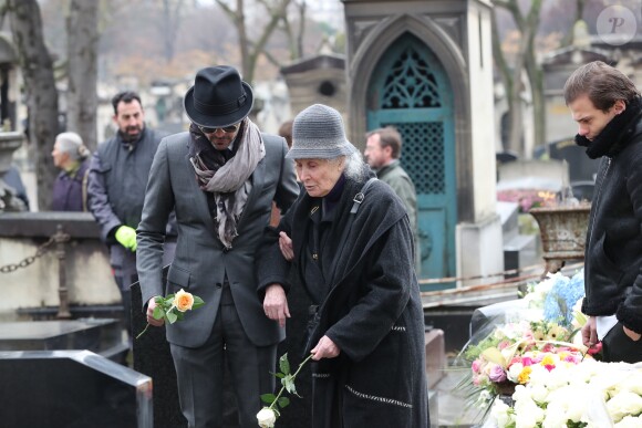William Marshall, Hélène Roussel (la soeur de Michèle Morgan), François, arrière petit-fils de Michèle Morgan lors des obsèques de Michèle Morgan, enterrée au côté de son compagnon Gérard Oury, au cimetière du Montparnasse. Paris, le 23 décembre 2016.