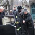 William Marshall, Hélène Roussel (la soeur de Michèle Morgan), Nicolas, arrière petit-fils de Michèle Morgan lors des obsèques de Michèle Morgan, enterrée au côté de son compagnon Gérard Oury, au cimetière du Montparnasse. Paris, le 23 décembre 2016.