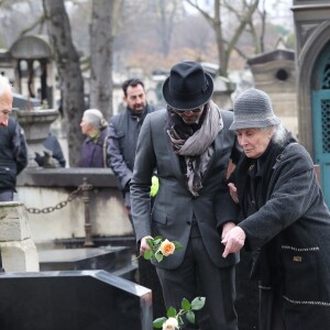 William Marshall, Hélène Roussel (la soeur de Michèle Morgan), Nicolas, arrière petit-fils de Michèle Morgan lors des obsèques de Michèle Morgan, enterrée au côté de son compagnon Gérard Oury, au cimetière du Montparnasse. Paris, le 23 décembre 2016.