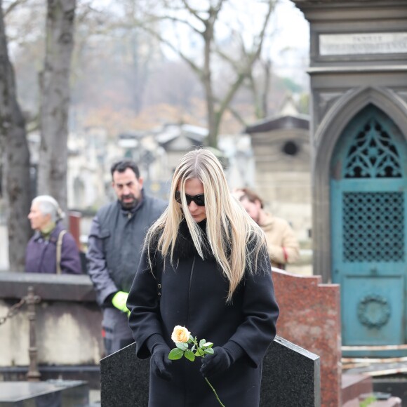 Sarah Marshall lors des obsèques de Michèle Morgan, enterrée au côté de son compagnon Gérard Oury, au cimetière du Montparnasse. Paris, le 23 décembre 2016.