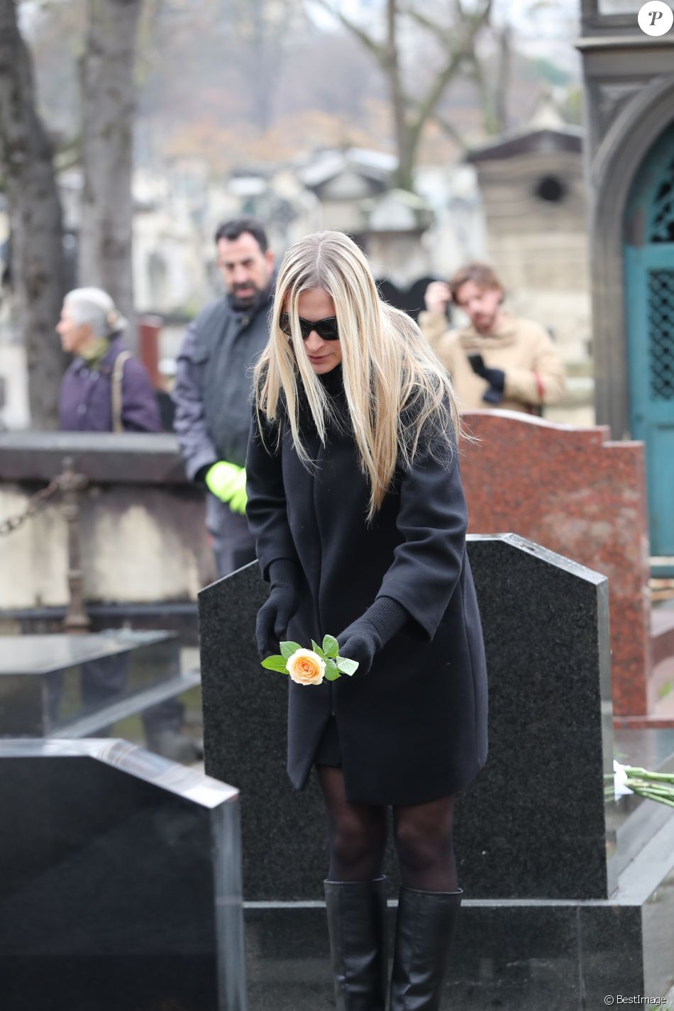 Qui Est Le Compagnon De Sarah Marshall Sarah Marshall lors des obsèques de Michèle Morgan, enterrée au côté de son  compagnon Gérard Oury, au cimetière du Montparnasse. Paris, le 23 décembre  2016. - Purepeople