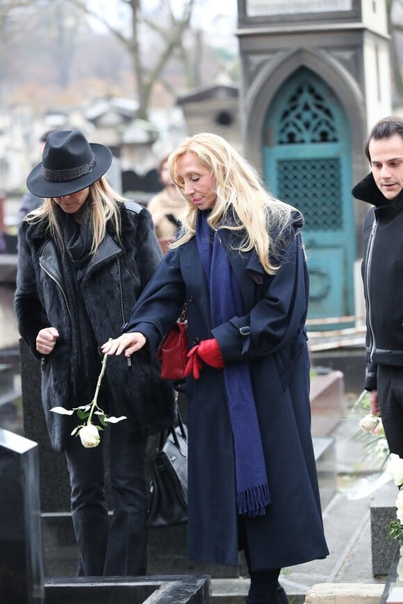Sylvie Elias avec sa fille Déborah Marshall lors des obsèques de Michèle Morgan, enterrée au côté de son compagnon Gérard Oury, au cimetière du Montparnasse. Paris, le 23 décembre 2016.