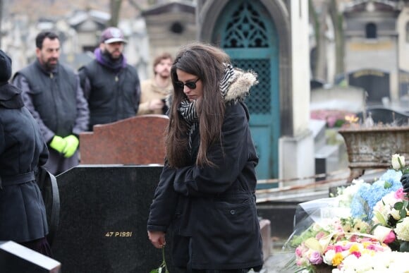 Charlotte Messica (arrière petite-fille de Michèle Morgan) lors des obsèques de Michèle Morgan, enterrée au côté de son compagnon Gérard Oury, au cimetière du Montparnasse. Paris, le 23 décembre 2016.