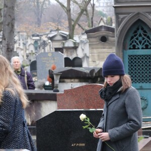 Géraldine Pailhas et sa fille Madeleine Thompson lors des obsèques de Michèle Morgan, enterrée au côté de son compagnon Gérard Oury, au cimetière du Montparnasse. Paris, le 23 décembre 2016.